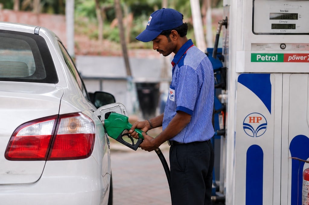 Station attendant fuelling a vehicle